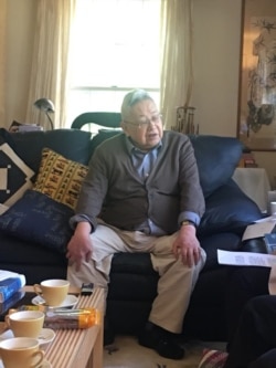 余英时2018年在家中接受采访。（美国之音 罗四鸰拍摄）