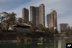 ساختمان های در حال ساخت در کنار رودخانه در پیونگ یانگ، کره شمالی قرار دارند.