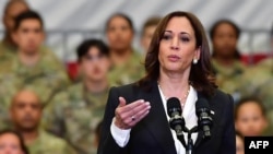 La vice-présidente américaine Kamala Harris s'exprime lors d'une visite de la base spatiale de Vandenberg à Lompoc, en Californie, le 18 avril 2022.