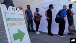 Personas esperan en la fila para recibir las vacunas contra el COVID-19 en un supermercado de La Bonita, en Las Vegas, el 7 de julio del 2021..