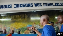 Bazali kosamba liboso lya bazuzi na boloko bonene ya Makala (CPRK), Selembao, Kinshasa, RDC, 05évrier 2011.