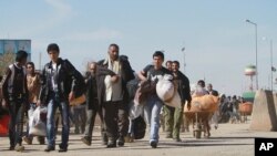 عکس آرشیوی از بازگشت مهاجران افغانستانی از ایران به افغانستان از طریق گذرگاه اسلام قلعه 