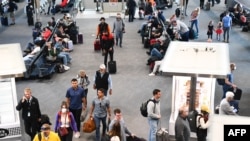 2022年4月19日，在聯邦法官宣布對公共交通系統的口罩要求不再有效的一天后，美國科羅拉多州丹佛機場航站樓內一些準備搭機的乘客，已經不再佩戴口罩。