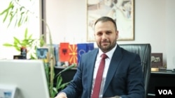 Тие се трговци и плаќаат даноци на државата, но ќе внимаваме и на животниот стандард на граѓаните, но и да не направиме штета на трговците, вели министерот за труд и економија, Бесар Дурмиши