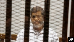 Muhammad Mursi sud zalida. Qohira, 8-may, 2014. 