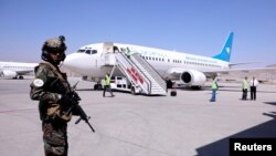 탈레반 병사가 아프가니스탄 수도 카불의 하미드 카르자이 국제공항을 경비하고 있다. (자료사진)