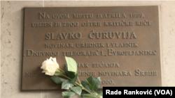Spomen ploča u centru Beograda gde je ubijen novinar Slavko Ćuruvija, Foto: VOA
