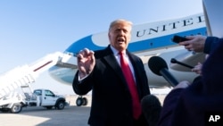 រូបឯកសារ៖ លោក​ប្រធានាធិបតី Donald Trump និយាយ​ជាមួយ​អ្នកសារព័ត៌មាន​មុន​ពេល​ឡើង​ជិះ​យន្តហោះ Air Force One កាលពី​ថ្ងៃទី១ ខែមករា ឆ្នាំ២០២១ នៅ​មូលដ្ឋាន​ទ័ពអាកាស Andrews ក្នុង​រដ្ឋ Maryland ដើម្បី​ធ្វើដំណើរ​ទៅ​រដ្ឋ Texas។