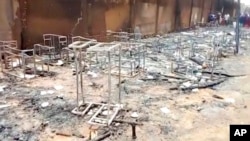 Arhiva - Spaljene školske klupe nakon požara u Nijameju, Niger, 14 aprila 2021.