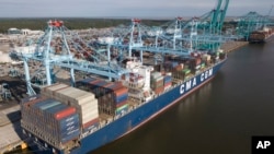 一艘涉及中美貿易的貨輪正在佛吉尼亞州諾福克國際港口卸貨。(2019年5月10日）