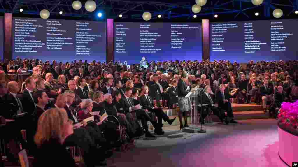 La liste des noms des victimes projetées sur un écran lors d'une cérémonie de commémoration des victimes de la Malaysia Airlines, 10 novembre 2014.