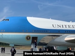 President Donald Trump, center, reboards Air Force One, after it stopped at Elmendorf Air Force Base near Anchorage, Alaska, on his way to the Group of 20 summit in Osaka, Japan, June 26, 2019. (S. Herman/VOA/Radio Pool)