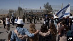 Izraelski demonstranti na graničnom prelazu sa Egiptom protestuju tražeći da ne bude dostavljanja humanitarne pomoći Gazi dok svi taoci koji drži Hamas ne budu pušteni na slobodu, 5. marta 2024. (Foto: AP/Leo Correa)
