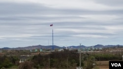 비무장지대 한국 측 대성동 마을에서 바라본 북한 측 기정마을. 마을 중심에 높이 160m의 인공기가 바람에 휘날리고 있다. (자료화면)