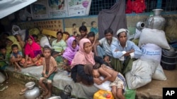 Waislam wa Rohingya waliovuka mpaka kutoka Myanmar kuingia Bangladesh, wakiwa katika eneo la shule katika kambi ya wakimbizi ya Kutupalong rest inside a school compound at Kutupalong Oct. 23, 2017. 