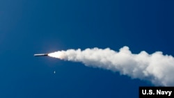 在空中飛行的戰斧導彈。