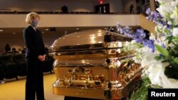 AQSh senatori Tina Smit Minneapolisda Jorj Floyd xotirasiga o'tgan marosim paytida, 4-iyun, 2020-yil