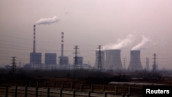 Pembangkit listrik berbahan bakar batu bara terlihat di dekat kota Jinan, Provinsi Shandong, 29 November 2011. (Foto: Reuters)