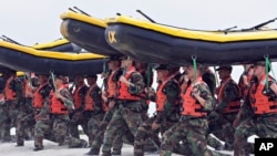 រូបឯកសារ៖ កង​ទាហាន​ពិសេស Navy SEAL របស់​អាមេរិក ហ្វឹកហាត់​​នៅ​បន្ទាយ​របស់​ខ្លួន​ក្នុង​រដ្ឋ​ California។