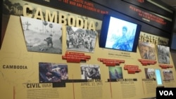 សារមន្ទីរ​អំពី​អំពើ​ប្រល័យ​ពូជ​សាសន៍​នៅ​រដ្ឋធានី​វ៉ាស៊ីនតោន​បាន​រៀបចំ​តាំង​ពិព័រណ៍​ដ៏​កម្រមួយ​ស្តី​អំពី​របប​ប្រល័យ​ពូជ​សាសន៍​ខ្មែរ​ក្រហម​នៅ​ខែ​ឧសភា​នេះ។​ ពិព័រណ៍​នេះ​រួម​មាន​រូបថត​អំពី​ទារុណកម្ម​នៅ​គុក ទួលស្លែង និង​ពិព័រណ៍​ជា​សម្ភារៈ​ផ្ទាល់​ខ្លួន​របស់​ជន​រងគ្រោះ​នៃ​របប​ខ្មែរក្រហម។ (រូបថត​ដោយ៖ ទែន សុខស្រីនិត)