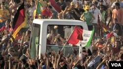 Para peziarah menyambut Paus Benediktus XVI di Cuatro Vientos, dekat Madrid (21/8).