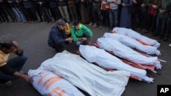 مراسم نماز جنازه در دیرالبلاح در غزه