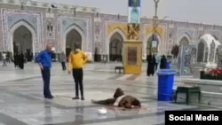 جسد یکی از سه روحانی که روز سه شنبه توسط یک مرد مجهز با چاقو در زیارتگاه امام رضا در مشهد ایران کشته شد.