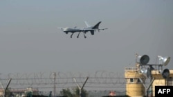 یک طیارهٔ بدون سرنشین ایالات متحده در شهر جلال آباد (تصویر از آٰرشیف صدای امریکا)‌