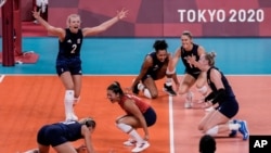 Jugadoras de Estados Unidos celebran después de ganar el partido de semifinales de voleibol femenino entre Serbia y Estados Unidos en los Juegos Olímpicos de Verano de 2020, el viernes 6 de agosto de 2021 en Tokio, Japón. (Foto AP / Manu Fernandez)
