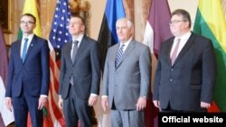 Зліва: Свен Міксер, Едгарс Рінкевичс, Рекс Тіллерсон і Лінас Антанас Лінкявічюс