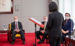 台灣總統蔡英文在台北會晤到訪的伊利諾伊州民主黨參議員塔米·達克沃思、阿拉斯加州共和黨參議員丹·沙利文和特拉華州民主黨參議員克里斯托弗·庫恩斯。 （2021年6月6日）