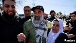 Oslobođeni palestinski zatvorenik nakon što je pušten iz izraelskog zatvora u sklopu razmjene talaca i zatvorenika i sporazuma o prekidu vatre u Gazi između Hamasa i Izraela, u Ramali, na Zapadnoj obali koju su okupirali Izrael, 15. februara 2025.