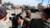 La police de sécurité afghane empêche un journaliste de la télévision de filmer sur le site d'un attentat à la bombe à Kaboul, Afghanistan, le 10 février 2021. (Photo AP/Rahmat Gul)