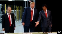 Archivo - 18 Junio 2018 - El presidente Donald Trump visita futuras instalaciones de Foxconn en Wisconsin