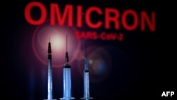 显示新冠病毒“奥密克戎”字眼前面的疫苗注射器。