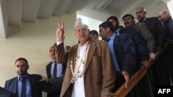 ریاست کے تین بار وزیرِ اعلیٰ رہنے والے فاروق عبداللہ کو فی الحال اُن کی رہائش گاہ میں ہی نظربند رکھا گیا ہے۔ (فائل فوٹو)