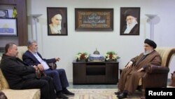 Kiongozi wa Hezbollah wa Lebanon Sayyed Hassan Nasrallah akutana na Katibu Mkuu wa kikundi cha Jihad Ziyad al-Nakhalah naibu wa kiongozi wa kikundi cha Hamas, Sheikh Saleh al-Arouri wakikutana katika eneo lisilo julikana.