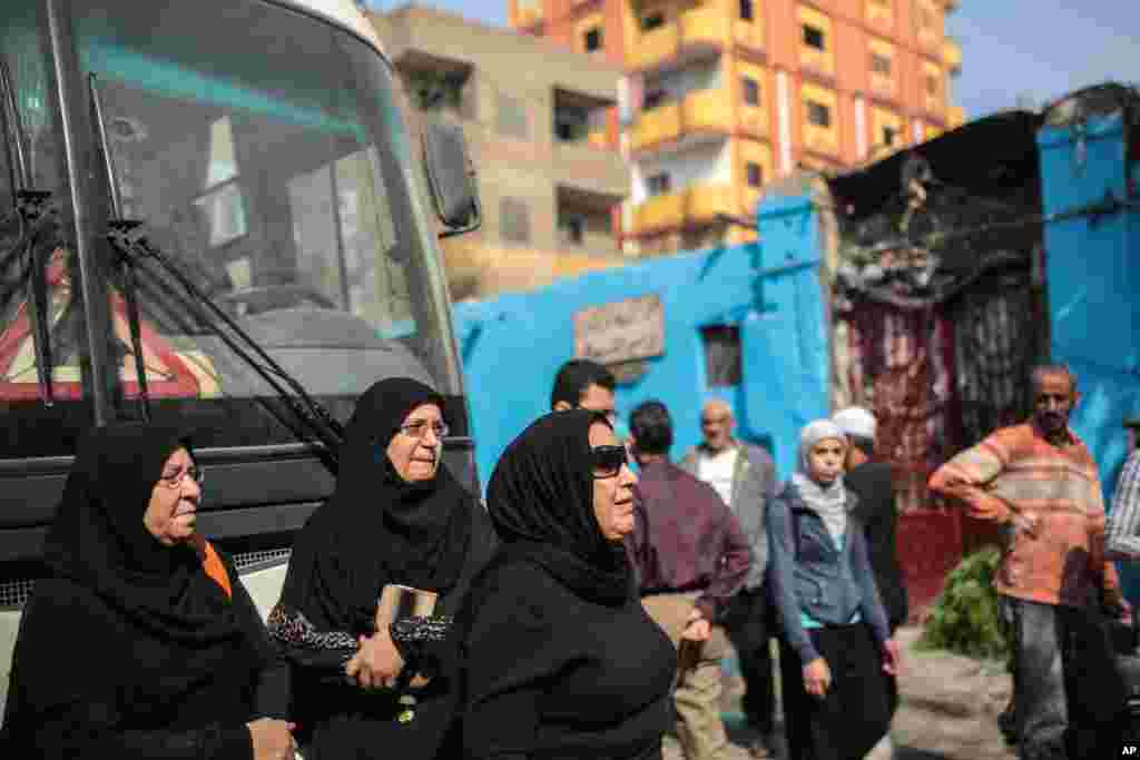 Egyptian friends and relatives of soccer fans who were killed in a riot on Sunday outside Zeinhom morgue, in Cairo, Feb. 9, 2015.