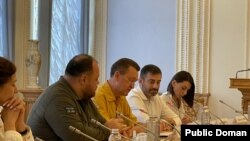 За словами Дмитра Лубінця, щотижня "гаряча лінія" його офісу приймає до тисячі звернень щодо порушення прав людини, більшість з них пов'язані зі збройною агресією Росії проти України 