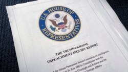 Izveštaj demokrata o istrazi o opozivu predsednika Donalda Trampa (Foto: Reuters/Jim Bourg)