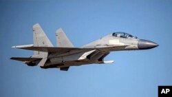 Un avión de combate chino PLA J-16, en una locación desconocida, en una foto no fechada proveída por el Ministerio de Defensa de Taiwán.