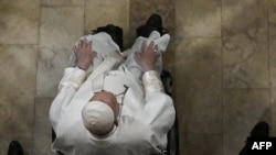 Papa Francis akiwa amekalia kiti cha kusaidia wagonjwa