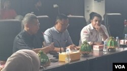 Head of Human Resources and General Affairs PT GNI, Muknis Basri Assegaf (baju hitam) berbicara dalam Rapat Dengar Pendapat di Gedung DPRD Morowali Utara, Jumat, 20 Januari 2023. (Foto : VOA/Yoanes Litha).