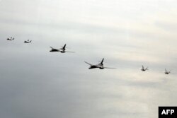 1일 한국 서해 상공에서 실시된 2023년 첫 미한 연합공중훈련에 미군 B-1B 전략폭격기(가운데)와 F-22 전투기(오른쪽), 한국군 F-35(왼쪽) 전투기가 동원됐다.