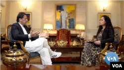 پخوانی وزیراعظم عمران خان د وي او اې خبریالې سارا زمان سره د مرکې په حال کې