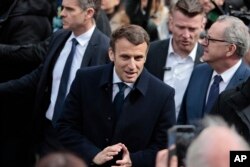 El actual presidente francés, Emmanuel Macron, y candidato centrista a la reelección, habla con sus seguidores durante su visita a Spezet, Bretaña, el martes 5 de abril de 2022.