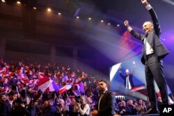 ARCHIVO - El candidato presidencial de extrema derecha francés Eric Zemmour llega al escenario durante un mitin de campaña en Toulon, sur de Francia, el domingo 6 de marzo de 2022.