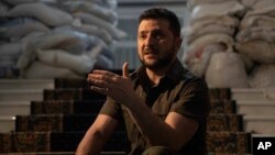 Arhiva - Predsednik Ukrajine Volodimir Zelenski govori tokom intervjua za Asošijeted pres, na stepenicama svog kabineta u Kijevu, Ukranina, 9. aprila 2022.