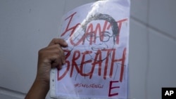 រូបឯកសារ៖ សកម្មជន​ម្នាក់​កាន់​រូបថត​របស់​សកម្មជន​ថៃ ​លោកWanchalearm Satsaksit អំឡុង​ពេល​បាតុកម្ម​នៅមុខ​ស្ថានទូត​ខ្មែរ​ក្នុង​ទីក្រុង​បាងកក ប្រទេសថៃ​នៅ​ថ្ងៃទី ៨ ខែមិថុនា ឆ្នាំ ២០២០។ (AP)