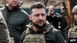 Le président ukrainien Volodymyr Zelensky dans la ville de Bucha, au nord-ouest de la capitale ukrainienne Kiev, le 4 avril 2022.